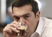 Κάντο όπως ο Κάρολος! Ο Τσίπρας πίνει καφέ χωρίς πλαστικό καλαμάκι (pics)