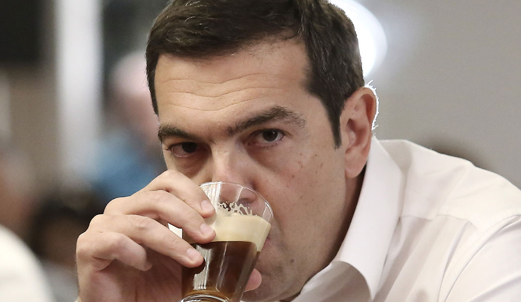 Κάντο όπως ο Κάρολος! Ο Τσίπρας πίνει καφέ χωρίς πλαστικό καλαμάκι (pics)