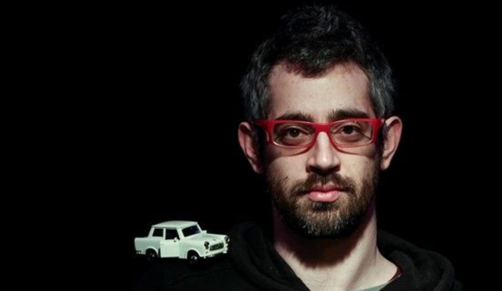 Ο Δημήτρης Χριστοφορίδης σας περιμένει «Σπίτι» με την παράστασή του “Lower με C”