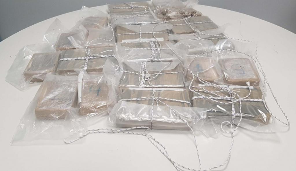 Εξαρθρώθηκε συμμορία διακίνησης ναρκωτικών – Έκρυβαν 16 κιλά κοκαΐνης στον προφυλακτήρα αυτοκινήτου (pics)