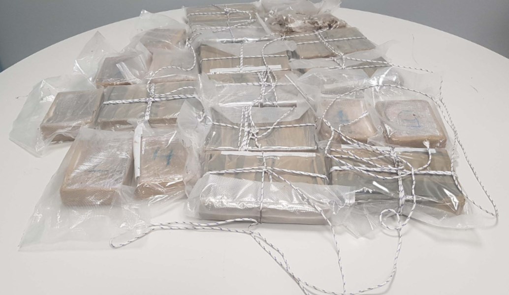 Εξαρθρώθηκε συμμορία διακίνησης ναρκωτικών – Έκρυβαν 16 κιλά κοκαΐνης στον προφυλακτήρα αυτοκινήτου (pics)