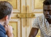 Εμανουέλ Μακρόν: Γαλλική υπηκοότητα και πρόσληψη στην Πυροσβεστική στον μετανάστη που έσωσε 4χρονο παιδί