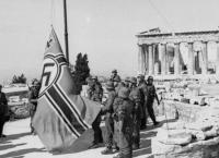 Ρισκάροντας την εκτέλεσή τους: Οι φοιτητές που κατέβασαν τη ναζιστική σημαία από την Ακρόπολη