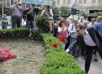 Θεσσαλονίκη:  Άφησε γαρύφαλλα στο μνημείο του Λαμπράκη ο Τσίπρας (pics)