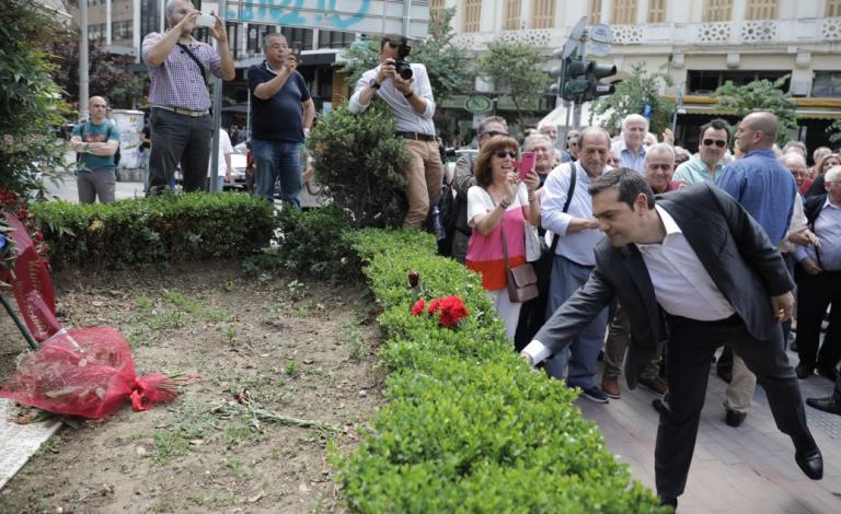 Θεσσαλονίκη:  Άφησε γαρύφαλλα στο μνημείο του Λαμπράκη ο Τσίπρας (pics)