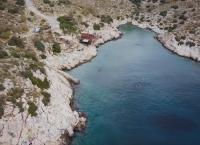 Βουλιαγμένη: Βουτιά 30 μέτρα στο “Γαλάζιο πηγάδι του διαβόλου” (vid)