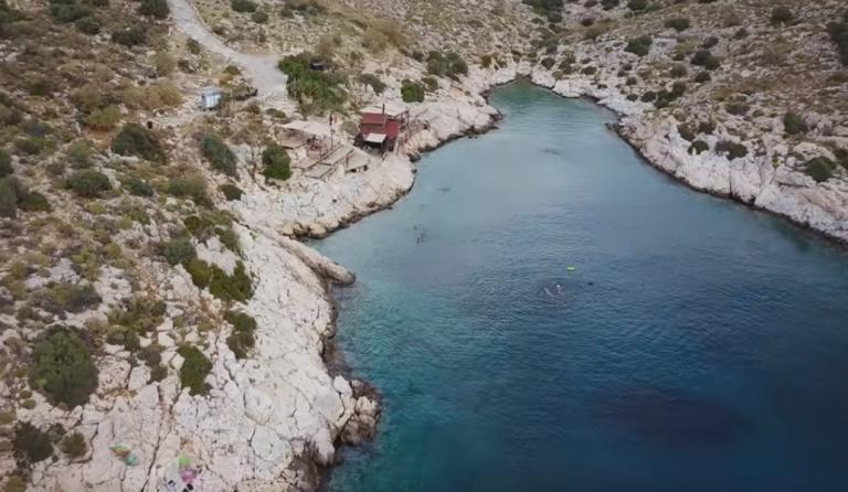 Βουλιαγμένη: Βουτιά 30 μέτρα στο “Γαλάζιο πηγάδι του διαβόλου” (vid)