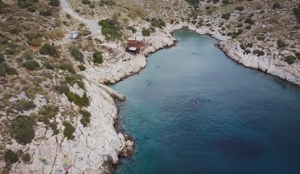 Βουλιαγμένη: Βουτιά 30 μέτρα στο “Γαλάζιο πηγάδι του διαβόλου” (vid)