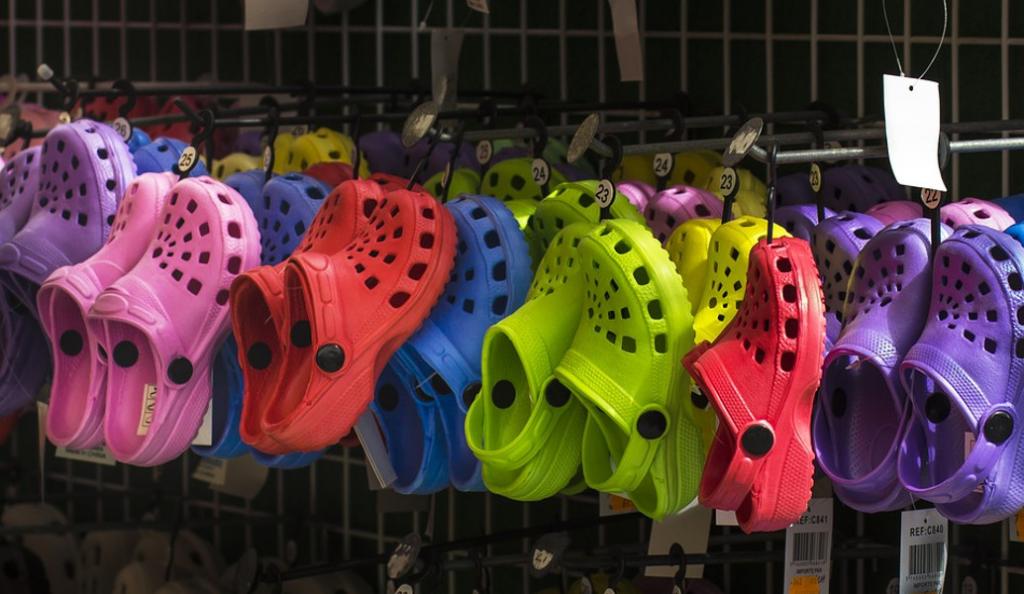 Crocs: Τα παπούτσια που αγαπάμε να μισούμε (pics)