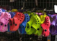 Crocs: Τα παπούτσια που αγαπάμε να μισούμε (pics)