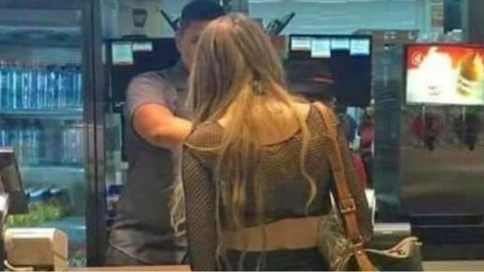 Τουρίστρια πήγε στα McDonald’s και… ξέχασε να φορέσει τη φούστα της (pic)