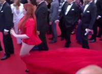 Viral: Πάτησαν το φόρεμα σε μοντέλο και έμεινε με το εσώρουχο (vid)