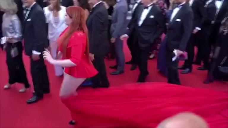 Viral: Πάτησαν το φόρεμα σε μοντέλο και έμεινε με το εσώρουχο (vid)