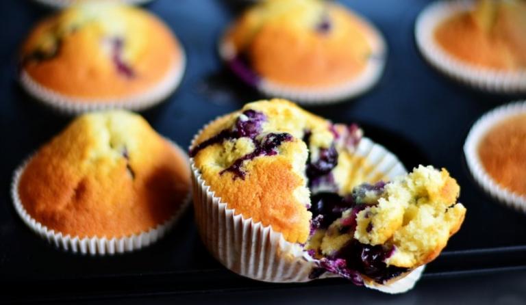 Η συνταγή της ημέρας: Μάφινς με φρούτα του δάσους και σοκολάτα κουβερτούρα