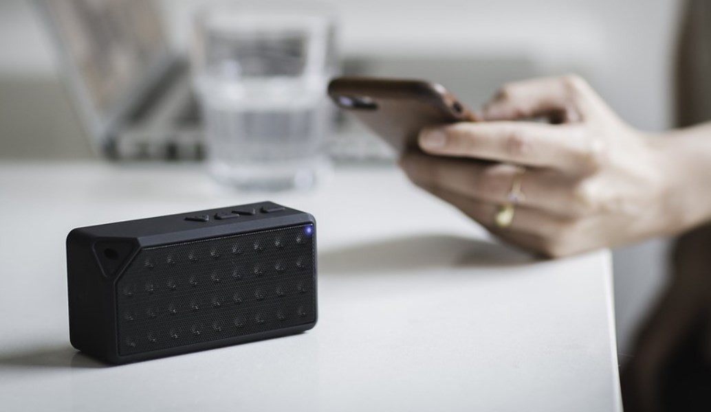 Ένα “έξυπνο” ηχείο έκανε… ζημιά: Κατέγραψε ιδιωτική συνομιλία και την αποκάλυψε σε τρίτο