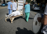 Μία ιδιαίτερη πορεία στη Θεσσαλονίκη με κούκλα, λαιμητόμο και ένα μηχανάκι (pics)