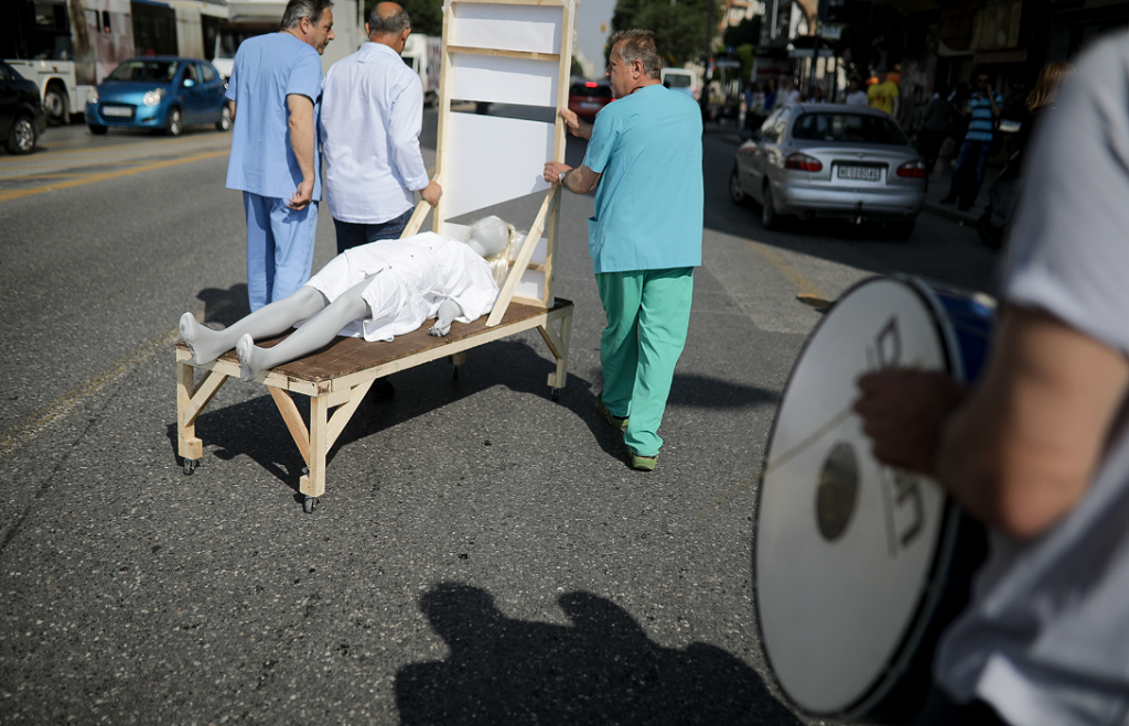 Μία ιδιαίτερη πορεία στη Θεσσαλονίκη με κούκλα, λαιμητόμο και ένα μηχανάκι (pics)