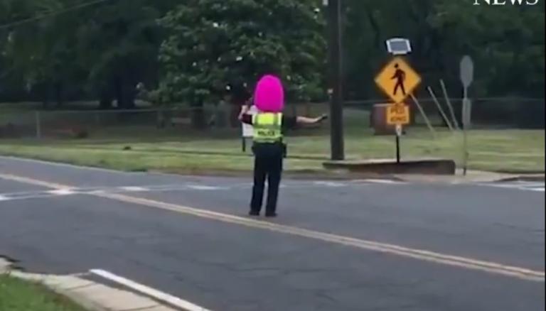 Έπος: Τροχονόμος χάνει στοίχημα και ρυθμίζει την κυκλοφορία με φούξια περούκα (vid)