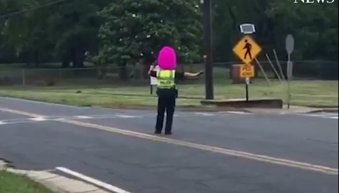 Έπος: Τροχονόμος χάνει στοίχημα και ρυθμίζει την κυκλοφορία με φούξια περούκα (vid)