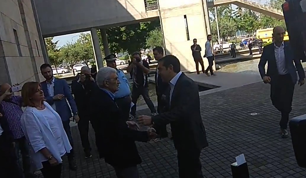 Τσίπρας σε Μπουτάρη: Η Καλυψώ νομίζω έφαγε πιο πολλές… (vid)