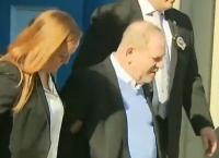 Χάρβει Γουαϊνστάιν: Με χειροπέδες  μετά τις κατηγορίες για βιασμό (vid)