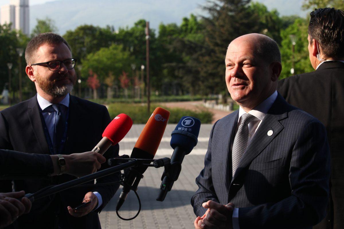 Όλαφ Σολτς για απόφαση Eurogroup: Η Ελλάδα θα σταθεί και πάλι στα πόδια της