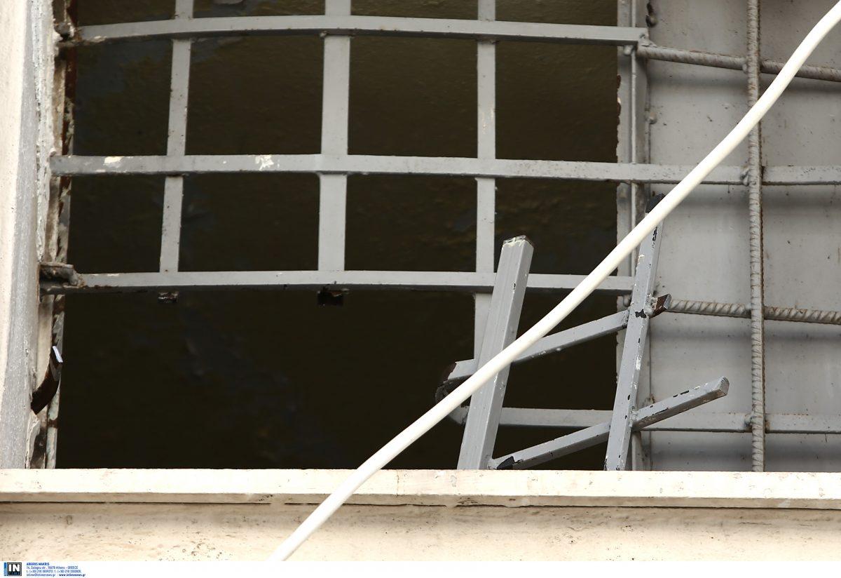 Αργυρούπολη: Μαζική απόδραση από το Αστυνομικό Τμήμα (pics)