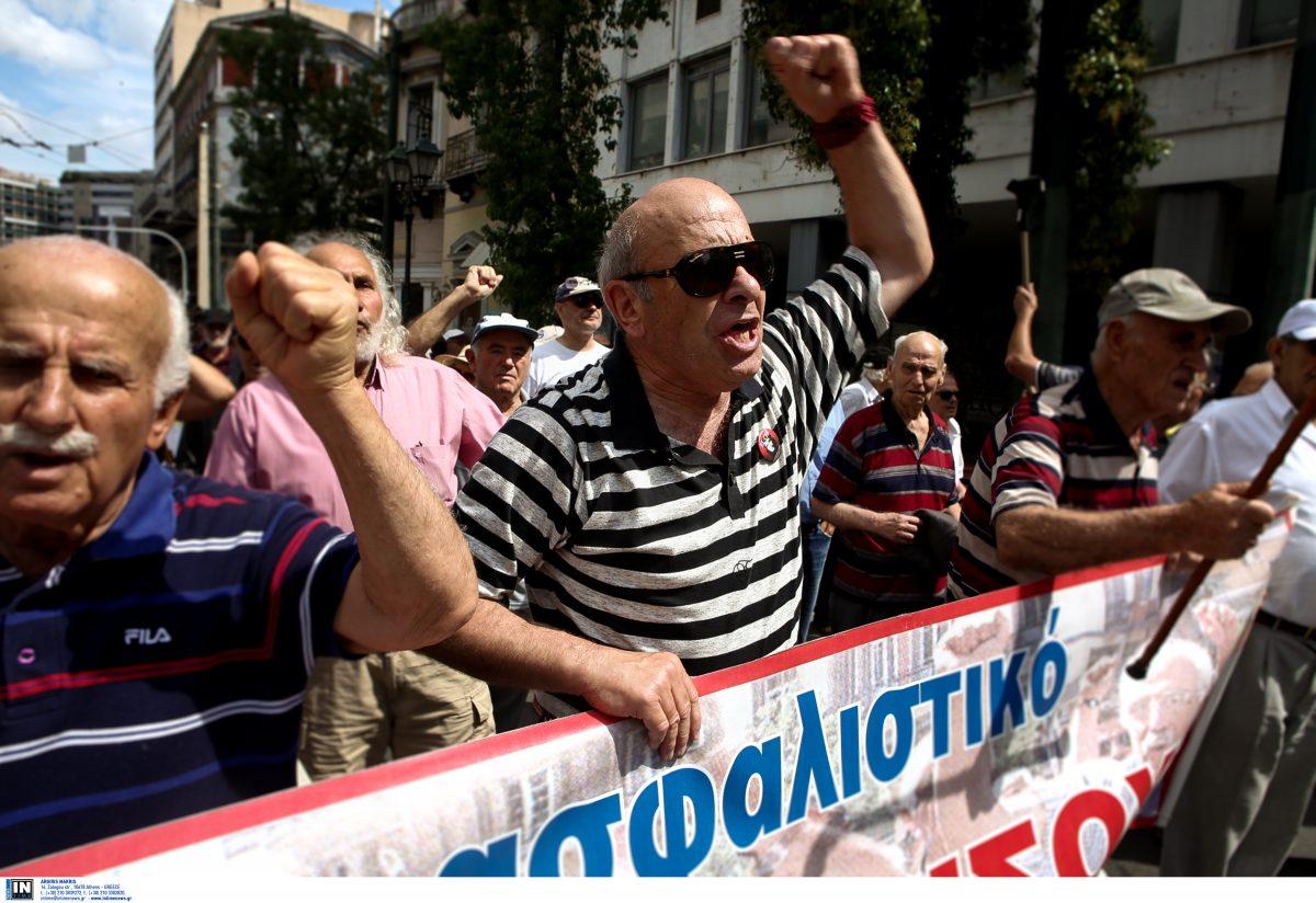 Διαμαρτυρία συνταξιούχων για τις νέες περικοπές στις συντάξεις (pics)