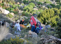 Ξέφυγε από το δρόμο και έπεσε με το αυτοκίνητο στη θάλασσα (pics)