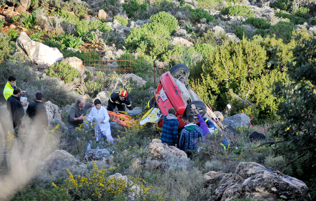Ξέφυγε από το δρόμο και έπεσε με το αυτοκίνητο στη θάλασσα (pics)