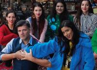 Φοίβος Δεληβοριάς: Μαζί με τη Μαρίνα Σάττι και τις Fonέs σε ένα Flea Market