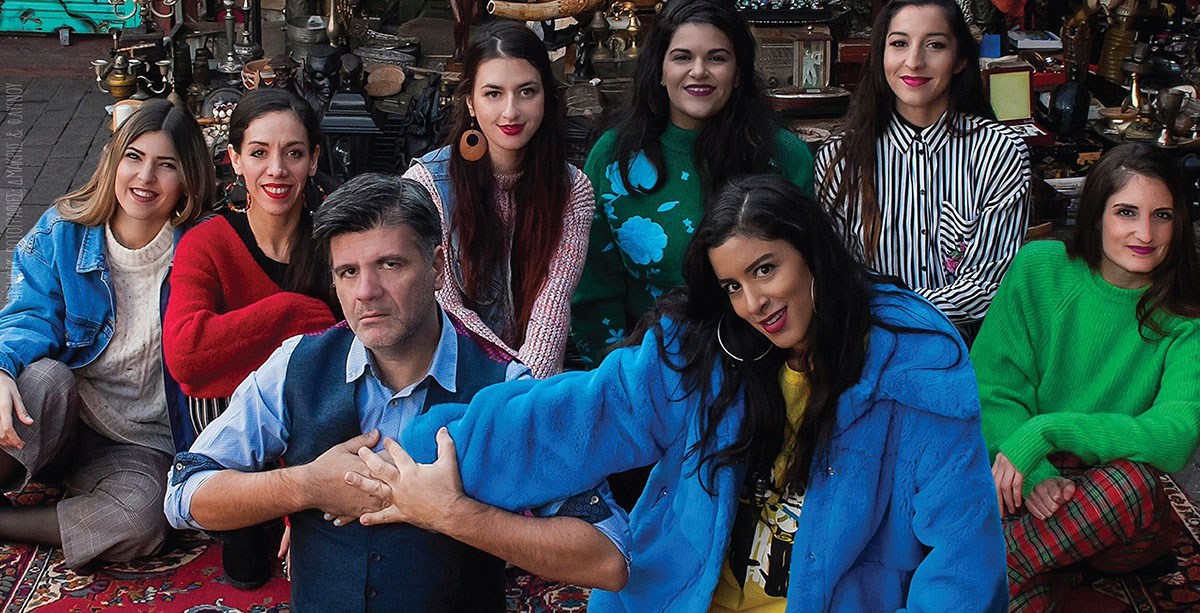 Φοίβος Δεληβοριάς: Μαζί με τη Μαρίνα Σάττι και τις Fonέs σε ένα Flea Market