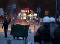 Θεσσαλονίκη: Άβατο το κέντρο της πόλης – Κουκουλοφόροι πετούν πέτρες, με δακρυγόνα απαντούν τα ΜΑΤ