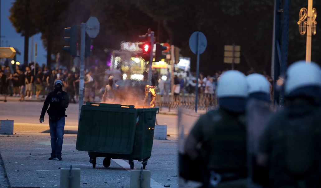 Θεσσαλονίκη: Άβατο το κέντρο της πόλης – Κουκουλοφόροι πετούν πέτρες, με δακρυγόνα απαντούν τα ΜΑΤ