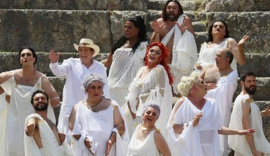 Εκκλησιάζουσες: Στη δημοσιότητα οι μακέτες των κουστουμιών της παράστασης (pics)