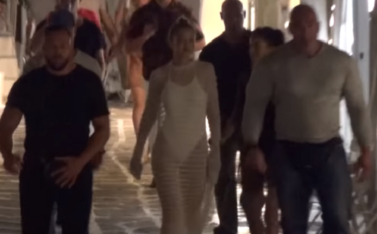 Gigi Hadid: Η άσεμνη χειρονομία στη Μύκονο (vid)