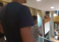 Νεαροί τραγουδούν το “Μακεδονία ξακουστή” σε βουλευτές του ΣΥΡΙΖΑ (vid)