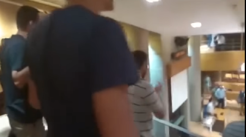 Νεαροί τραγουδούν το “Μακεδονία ξακουστή” σε βουλευτές του ΣΥΡΙΖΑ (vid)