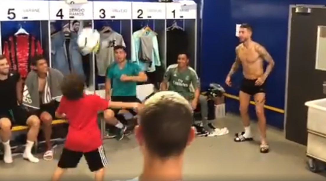 From father to son: Ο γιος του Μαρσέλο κάνει απίθανα κόλπα και αποθεώνεται στα αποδυτήρια της Ρεάλ (vid)