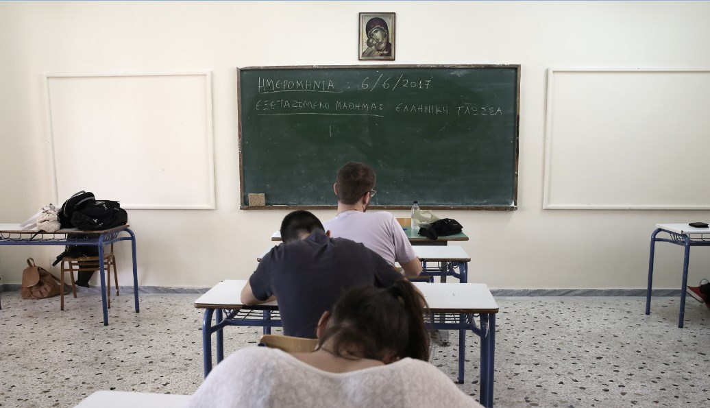 Ο Γαβρόγλου απαγόρευσε τα κινητά στα σχολεία – Όλη η εγκύκλιος