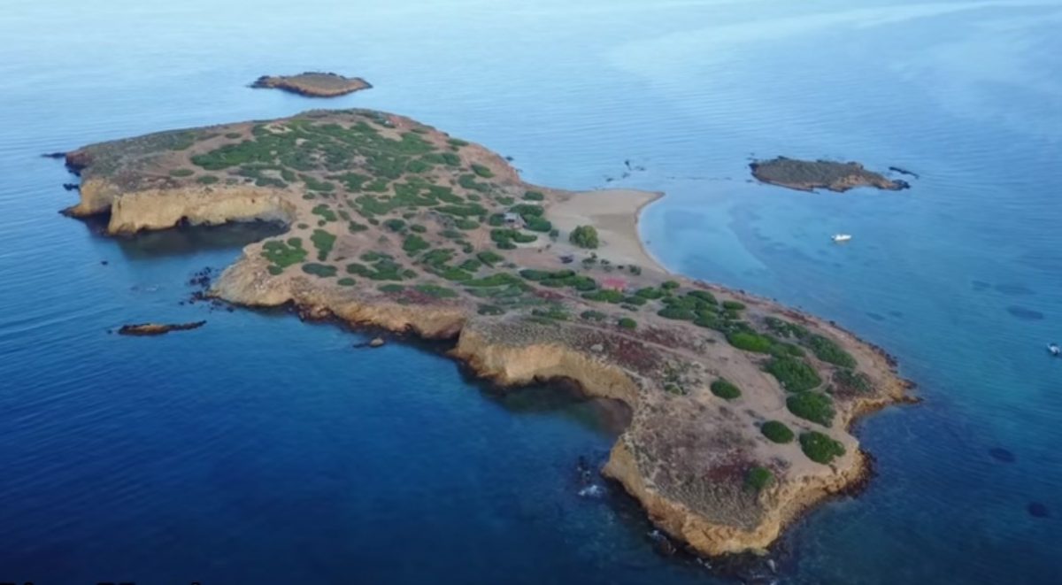 Νήσος Υδρούσα: Το ιδιωτικό νησί της Αττικής που ανήκει σε έναν βιοπαλαιστή (vid)