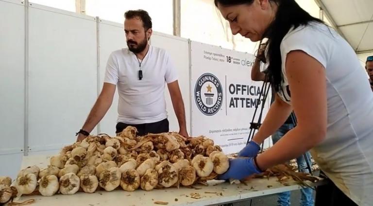 Ορεστιάδα: Ρεκόρ Γκίνες για μία πλεξούδα σκόρδα (vid)