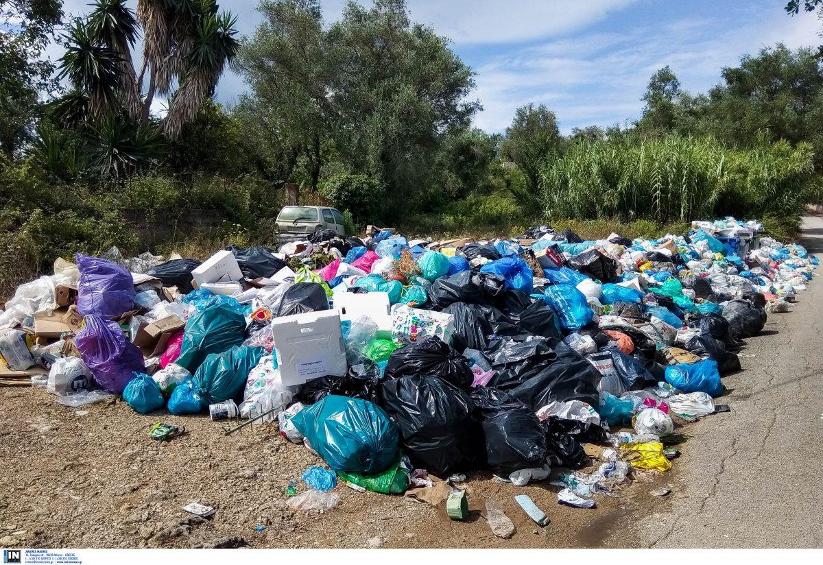 Κέρκυρα: Χειροτερεύει ο εφιάλτης με τα σκουπίδια γράφει η Telegraph – Τρόμαξαν οι τουρίστες