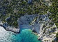 X-Beach: Η μαγευτική παραλία στον Κορινθιακό που είναι μικρογραφία του Ναυαγίου στη Ζάκυνθο (vid)