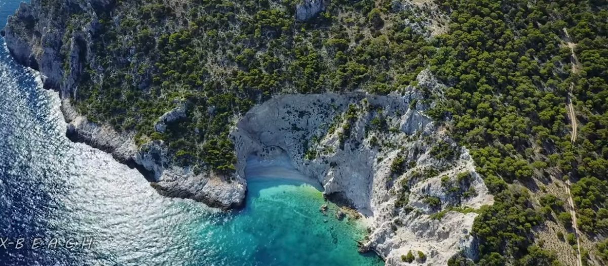 X-Beach: Η μαγευτική παραλία στον Κορινθιακό που είναι μικρογραφία του Ναυαγίου στη Ζάκυνθο (vid)
