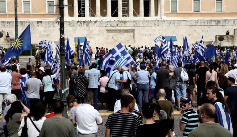 Ένταση και χημικά στο συλλαλητήριο για το Σκοπιανό στο Σύνταγμα (pics&vid)