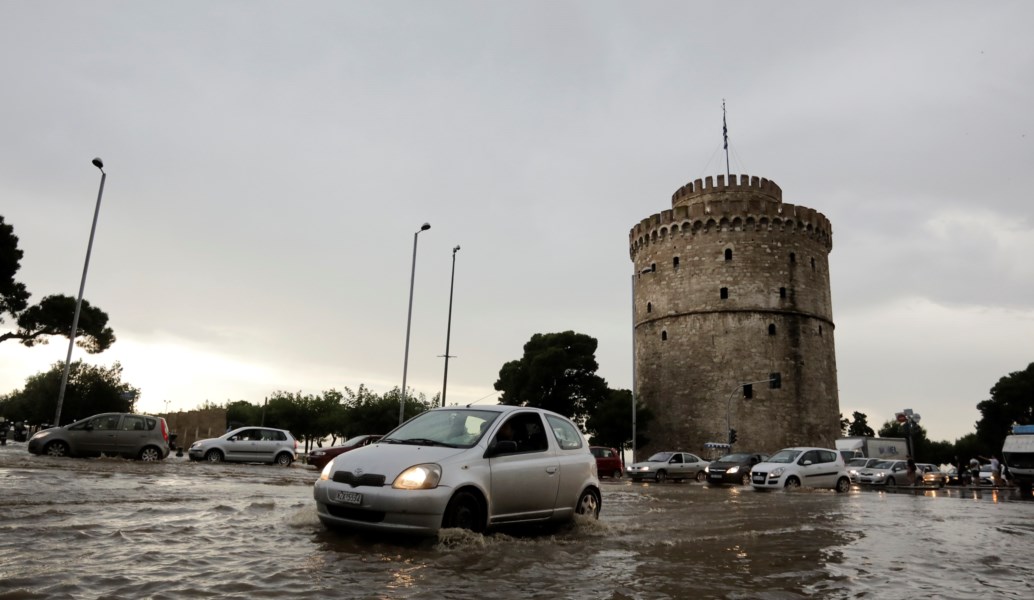 Θεσσαλονίκη: Σφοδρή καταιγίδα “έπνιξε” την πόλη (pics)