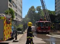 Πυρκαγιά σε πολυώροφο κτίριο στο Λονδίνο (pics&vid)