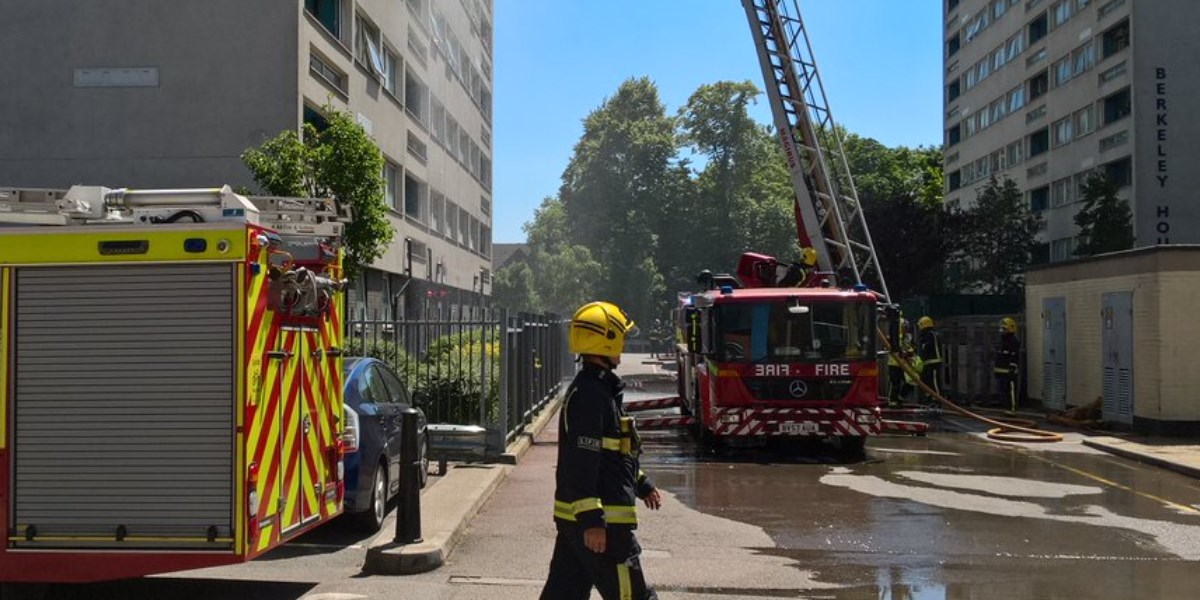 Πυρκαγιά σε πολυώροφο κτίριο στο Λονδίνο (pics&vid)