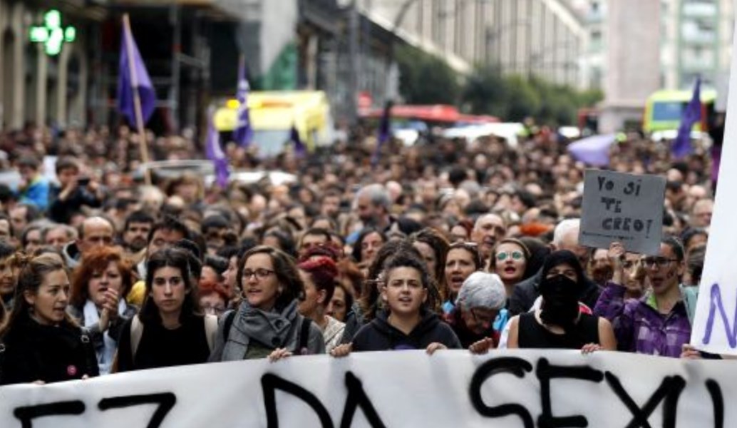 Ισπανία: Οργή για την αποφυλάκιση πέντε ανδρών που κατηγορήθηκαν για ομαδικό βιασμό